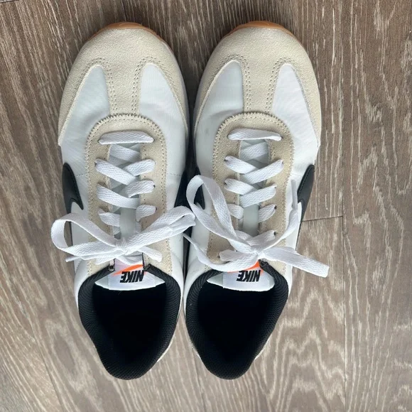 Nike Pacific - Size 7.5 Women's - Worn Once - Picture 2 of 9